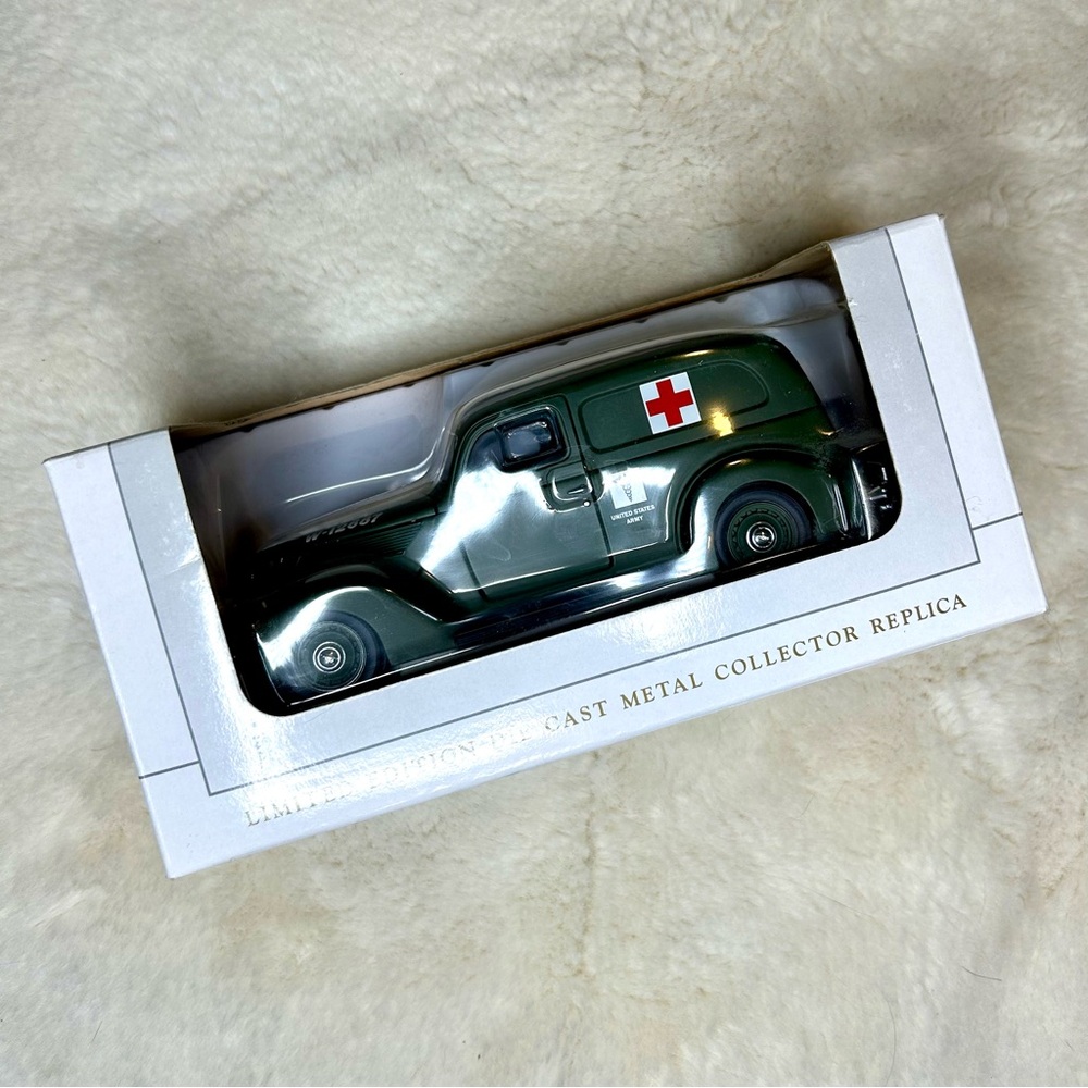 SpecCast Die Cast Metal 1937 Ford Ambulance 1:25 Collectible Vehicle